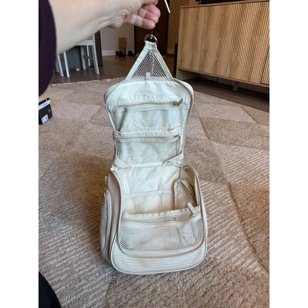 Dezi Skin Toiletry Bag Cream White‎ Ribbed Vegan Leather Travel Makeup Case New